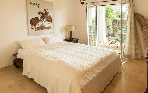 El Presidente: Bedroom, Bed, Furniture, Bed Sheet, Bedding, Room, Mattress, Bed Frame, Property, Interior Design
