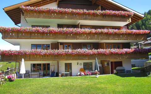 Sierra Vista: Sky, Building, Plant, Window, House, Tree, Leisure, Residential Area, Facade