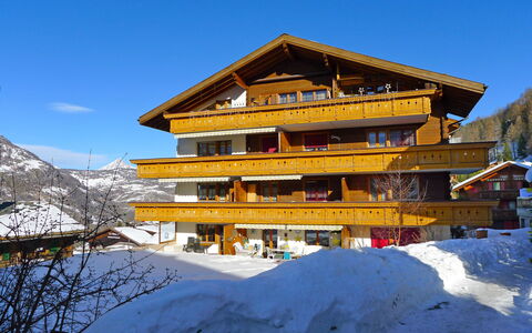 Sierra Vista: Sky, Building, Snow, Mountain, Slope, Window, Tree, Larch, House, Wood