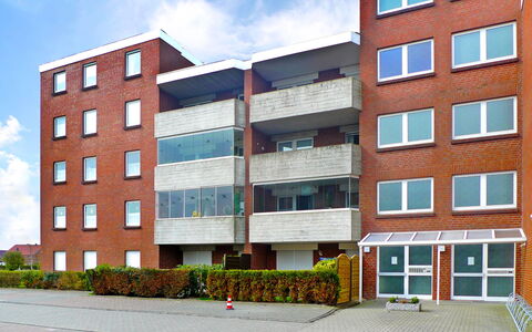 Norderney: Building, Sky, Daytime, Property, Window, Cloud, Plant, Urban Design, Tower Block