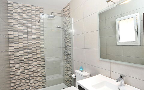 El Olivo: Mirror, Tap, Sink, Plumbing Fixture, Property, Bathroom, Shower Head, Bathroom Sink, Lighting