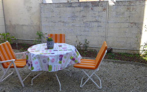 Villa Sandret: Plant, Furniture, Table, Property, Chair, Building, Outdoor Table, Tablecloth, Outdoor Furniture, Flowerpot