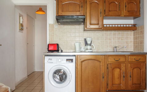 Six Fours la Coudoulière 210: Brown, Laundry Room, Cabinetry, Countertop, Tap, Property, Sink, Plumbing Fixture, Washing Machine, Kitchen
