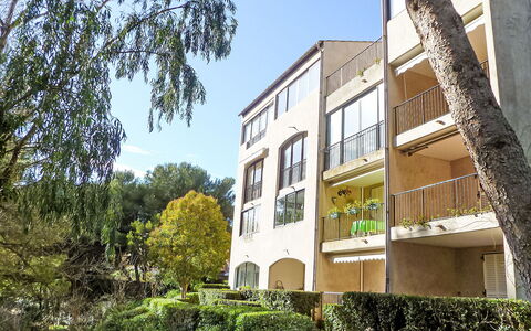 Six Fours la Coudoulière 220: Porch, Balcony, Home, Baluster, Handrail, Fence, Villa, Outdoor Furniture, Wood Stain, Eco Hotel