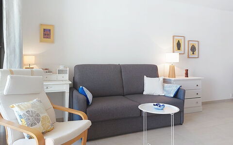 Six Fours la Coudoulière 220: Furniture, Interior Design, Flooring, Couch, Floor, Living Room, Room, Table, Chair, Textile