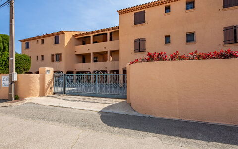 Clos Etienne: Residential Area, Facade, Architecture, Apartment, Human Settlement, Estate, Shade, Balcony, Villa