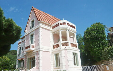 Cavalaire 151: Sky, Plant, Building, Window, Tree, House, Stairs, Residential Area, Neighbourhood, Facade