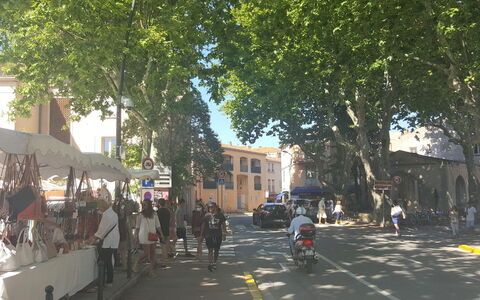 Le Pilon: Neighbourhood, Town, Road, Lane, Street, Tree, Public Space, Human Settlement, Urban Area