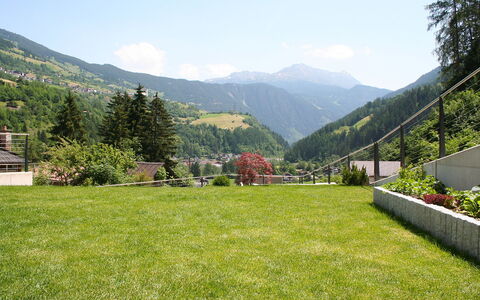 Urgbach Apart: Cloud, Plant, Sky, Property, Mountain, Natural Landscape, Tree, Land Lot, Grass, Building