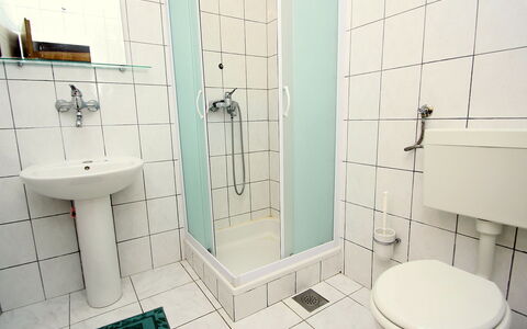 Repak: Bathroom, Property, Room, Tile, Plumbing Fixture, Architecture, Interior Design, Floor, House, Real Estate