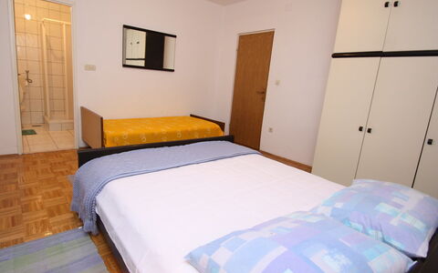 Repak: Bedroom, Bed, Furniture, Room, Bed Sheet, Mattress, Property, Bedding, Bed Frame, Floor