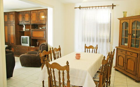 Repak: Room, Property, Dining Room, Furniture, Interior Design, Building, Table, House, Floor, Real Estate