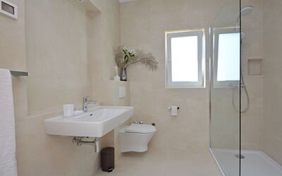 Accommodation:&nbsp;Mira 107.4
