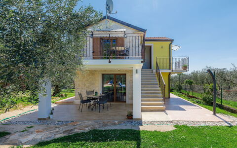 Marinko: Sky, Plant, Building, Daytime, Property, Window, Tree, Architecture, Urban Design, Leisure