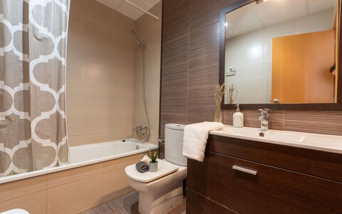 Gaviota 4: Mirror, Tap, Plumbing Fixture, Bathroom Cabinet, Property, Bathroom Sink, Sink, Building, Bathroom, Toilet