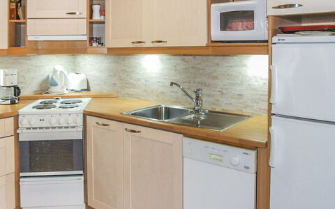 Kujalan Lomat 2: Kitchen Appliance, Kitchen, Countertop, Cabinetry, Major Appliance, Furniture, Wood, Home Appliance, Stove, Kitchen Sink
