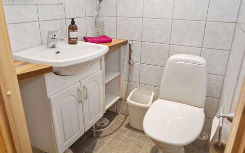Suopursu: Toilet Seat, Plumbing Fixture, Bathroom, Bathroom Sink, Sink, Toilet, Flooring, Floor, Tap, Interior Design