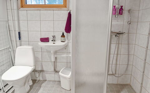 Suopursu: Flooring, Plumbing Fixture, Floor, Bathroom, Interior Design, Plumbing, Toilet, Room, Toilet Seat, Sink