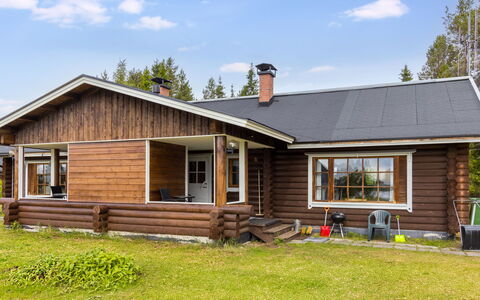 Ruka-Kitkan Käki: Grass, Building, Window, Wood, House, Roof, Cottage, Siding, Home, Land Lot