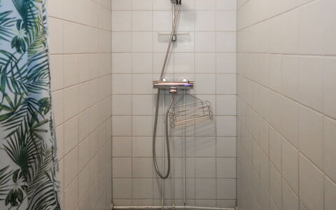 Ruka-Kitkan Käki: Bathroom, Plumbing Fixture, Flooring, Floor, Plumbing, Shower, Shower Head, Interior Design, Tile, Composite Material