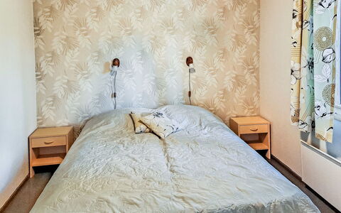 Pajalan Piilopirtti: Bed, Bedroom, Wall, Interior Design, Bedding, Bed Sheet, Floor, Flooring, Furniture, Wood