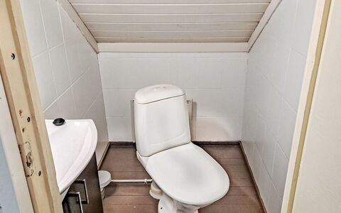 Pajalan Piilopirtti: Toilet Seat, Toilet, Plumbing Fixture, Flooring, Bathroom, Floor, Plumbing, Sink, Tap