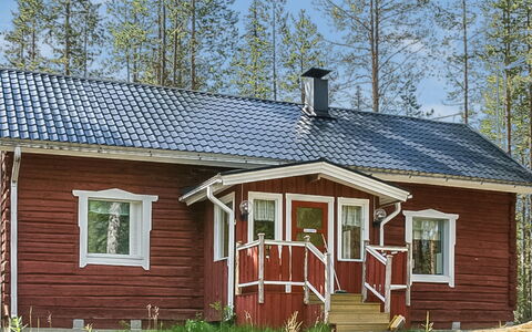 Pajalan Piilopirtti: Wood, Cottage, House, Home, Roof, Siding, Log Cabin, Porch, Sash Window, Garden Buildings