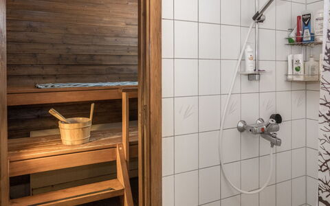 Piilola Nr 1: Flooring, Wood, Plumbing Fixture, Interior Design, Floor, Plumbing, Bathroom, Tile, Room, Tap