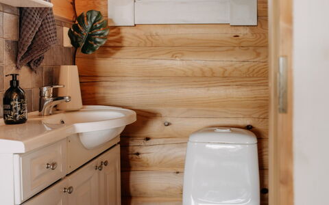 Iltarusko: Toilet Seat, Plumbing Fixture, Bathroom, Wood, Toilet, Interior Design, Flooring, Floor, Sink, Plumbing
