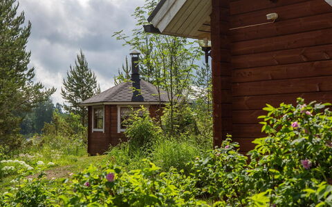 Ranta-Lemettilä: Shrub, Cottage, Plant Community, Roof, Land Lot, Garden, Groundcover, Spring, Garden Buildings, Landscaping