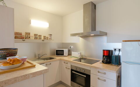 Les Coteaux: Cabinetry, Countertop, Kitchen Stove, Kitchen Appliance, Wood, Kitchen, Building, Lighting, Home Appliance, Sink