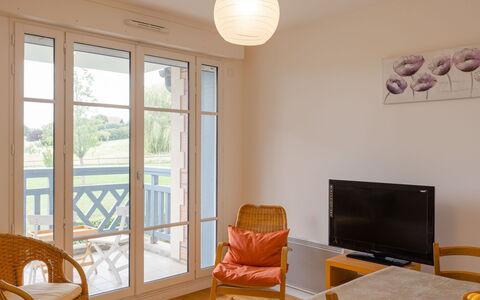 Les Coteaux: Property, Furniture, Wood, Comfort, Interior Design, Shade, Living Room, Television, Chair
