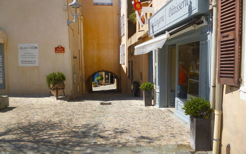 Maury: Alley, Street, Town, Cobblestone, Building, Neighbourhood, Road, Flooring, Infrastructure, Architecture
