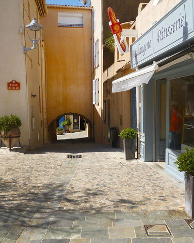 Maury: Alley, Street, Town, Cobblestone, Building, Neighbourhood, Road, Flooring, Infrastructure, Architecture