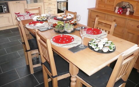 Chalet la Poya: Tablecloth, Table, Furniture, Room, Countertop, Dining Room, Interior Design, Brunch, Textile, Linens