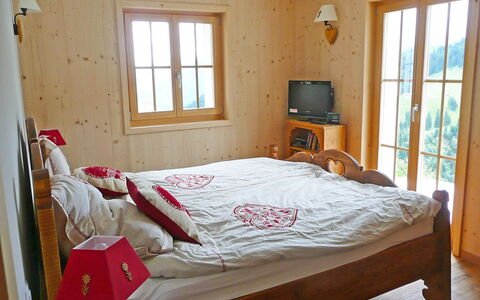 Chalet la Poya: Bedroom, Bed, Furniture, Room, Bed Sheet, Property, Bedding, Mattress, Bed Frame, Floor