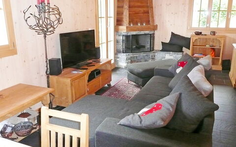 Chalet la Poya: Room, Living Room, Furniture, Property, Interior Design, House, Building, Wall, Home, Bed