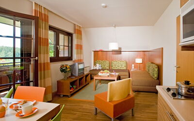 Sonnenresort Maltschacher See 120.6: Room, Interior Design, Living Room, Property, Building, Furniture, House, Orange, Floor, Real Estate
