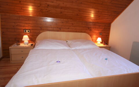 Schnitzer: Furniture, Comfort, Building, Wood, Bed, Pillow, Bed Frame, Lamp, Interior Design, Floor