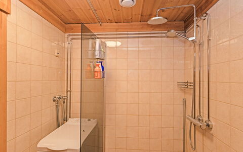Varilan Lomamajat Nr2: Bathroom, Plumbing Fixture, Flooring, Wall, Floor, Interior Design, Wood, Plumbing, Shower, Room