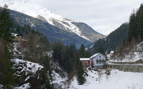 Am Arlberg: Sky, Snow, Mountain, Cloud, Window, Slope, Natural Landscape, Building, House, Tree