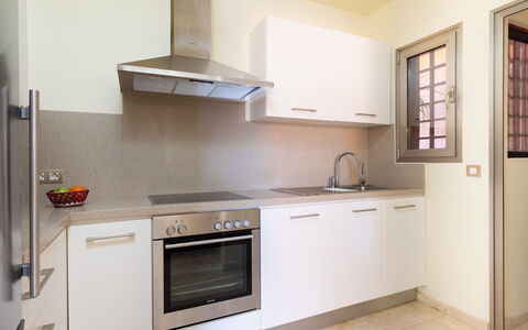 Duplex Bencomo: Cabinetry, Property, Countertop, Kitchen Sink, Building, Tap, Sink, Kitchen, Kitchen Stove, Wood