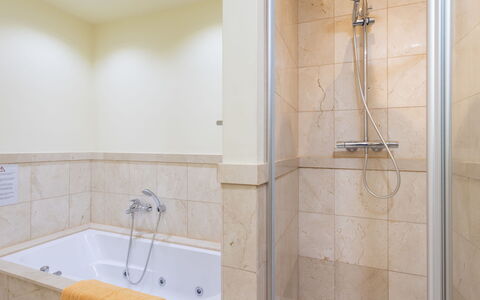 Duplex Bencomo: Bathtub, Plumbing Fixture, Bathroom, Shower Head, Shower, Interior Design, Floor, Flooring, Wall