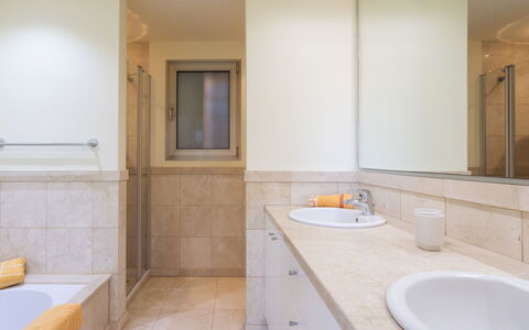 Duplex Bencomo: Property, Sink, Tap, Plumbing Fixture, Wood, Bathroom, Bathroom Sink, Floor, Wall