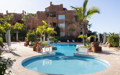 Duplex Bencomo: Water, Plant, Sky, Property, Building, Swimming Pool, Azure, Tree, Body Of Water, Arecales