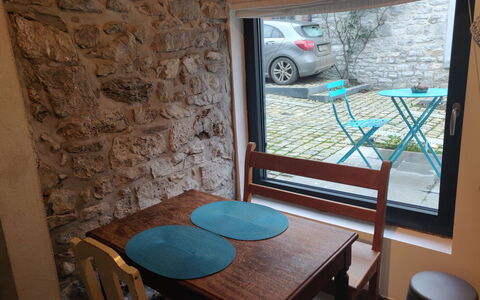 Le Ti' Bauduin: Property, Wheel, Furniture, Plant, Window, Table, Wood, Car, Interior Design