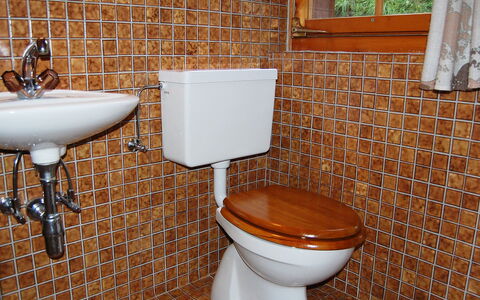 Chalet Enfin: Toilet, Toilet Seat, Bathroom, Tile, Plumbing Fixture, Wall, Floor, Property, Room, Bathroom Accessory