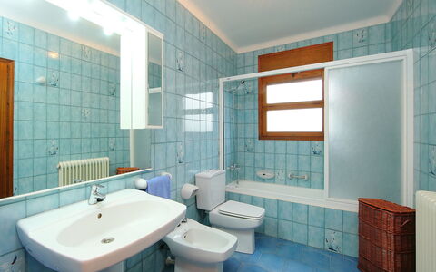 Can Cals: Bathroom, Room, Property, Tile, Blue, Interior Design, Turquoise, Building, Plumbing Fixture, Architecture