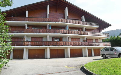 Villars 996: Sky, Plant, Property, Building, Wheel, Land Lot, Architecture, Wood, Car
