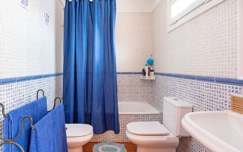 La Marea: Building, Property, Blue, Shower Curtain, Toilet Seat, Plumbing Fixture, Purple, Bathroom, Toilet, Azure